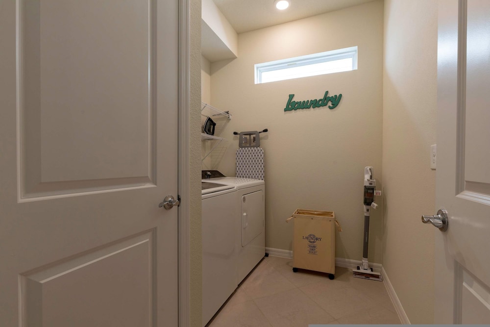 Family Friendly 5BR Home Pool Patio Room for 10