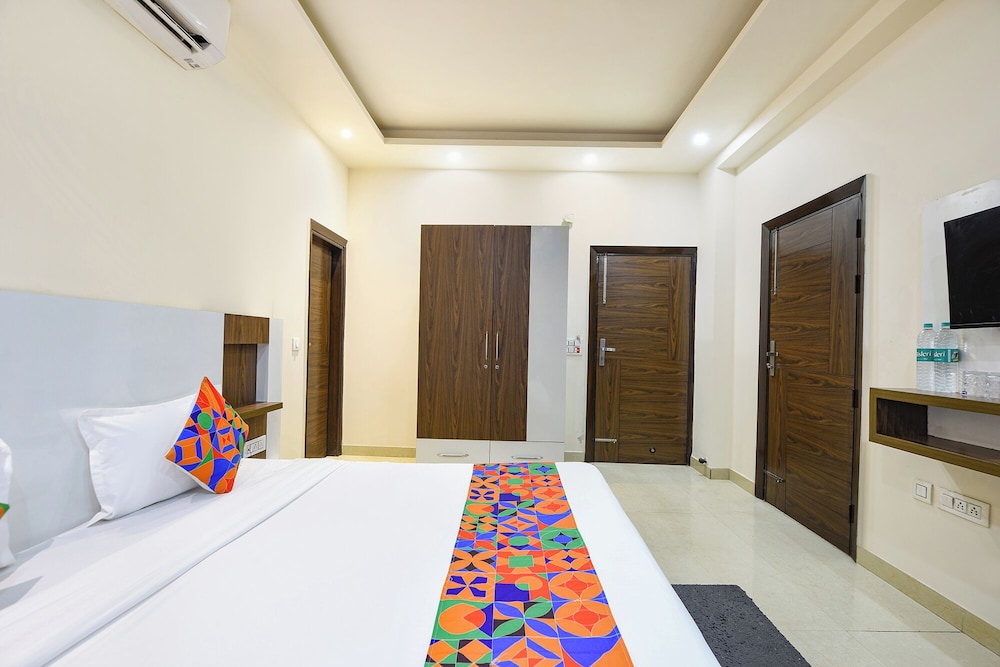 Fabhotel Skylight Inn