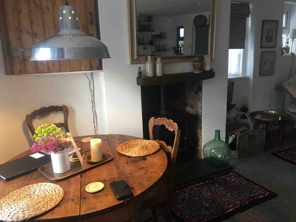 The Pepper Pot Sleeps 4 Sunlit Garden