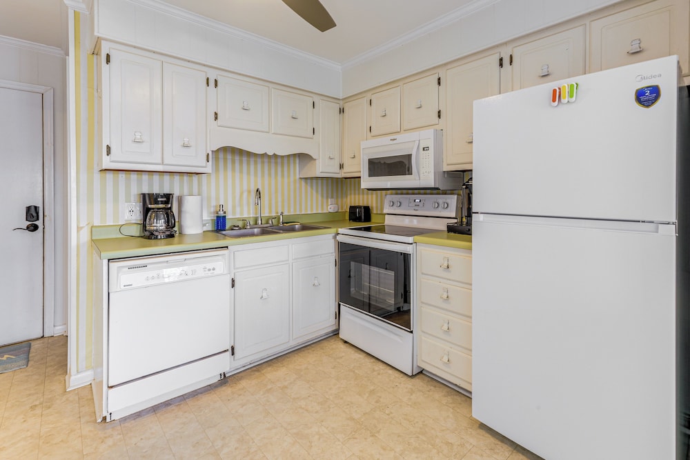 Steps to Sand! Condo w/ 2 Pools in Atlantic Beach