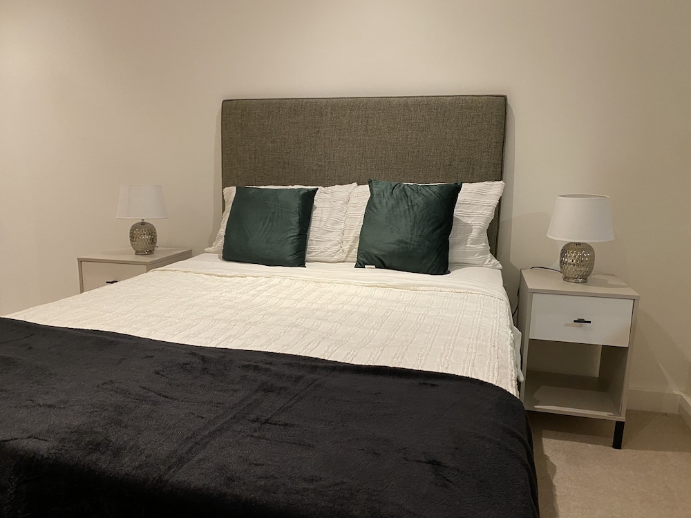 Cosy Stunning two Bed Apartment With Balcony view 4