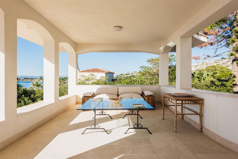 Villa Plemmiria by the Sea by Wonderful Italy