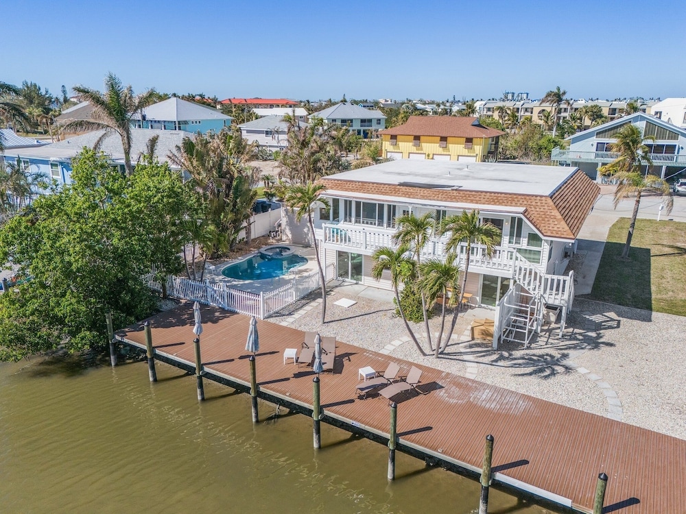 21591/3 Waterfront Duplex With Pool And Spa - Manor 4 Bedroom Home