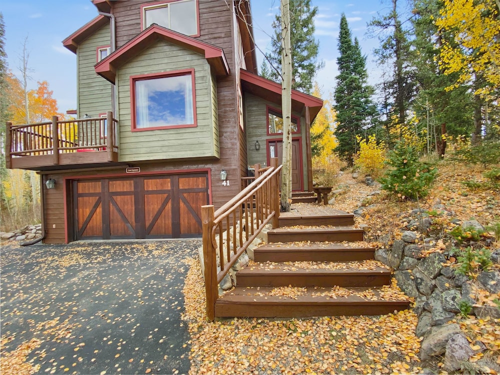 High Point Chateau 4 Bedroom Home by RedAwning view 5