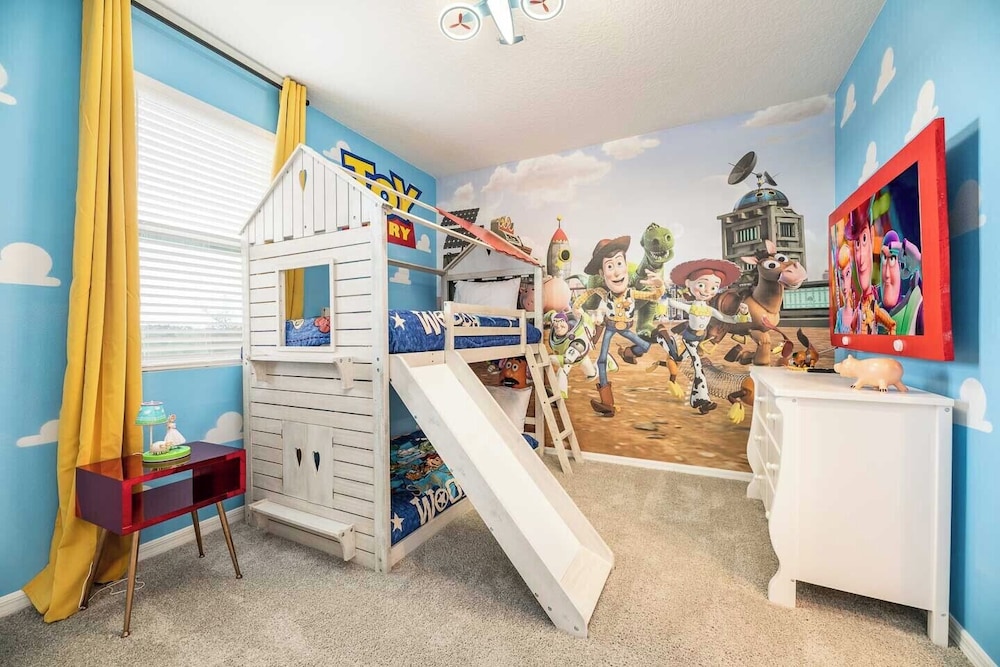 Spacious 9-bedroom Orlando vacation home