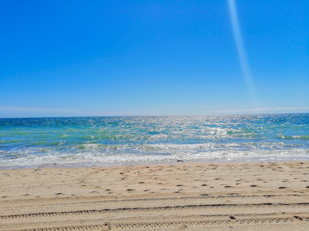 Admire Sea View From a Stunning Condo