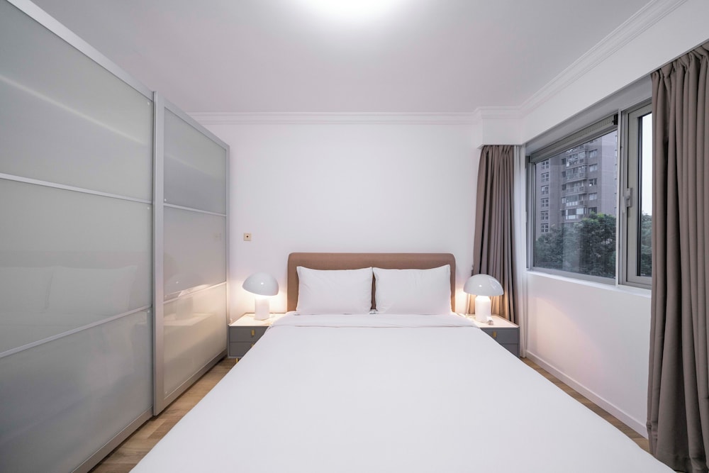 Tyms Elegant 4BR 2BA APT Changning