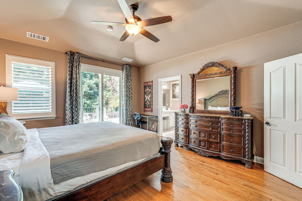 Luxe Vineyard Villa w/ Views & Fire Pit in Loomis!
