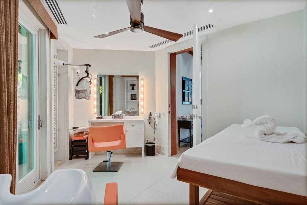 Dazzling Beachfront Villa With Swim-up Bar