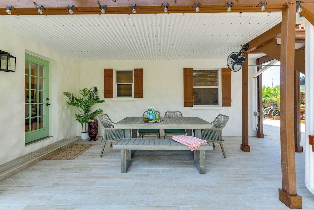Walk to Gulf: Luxe Luau-themed Gem in Holmes Beach