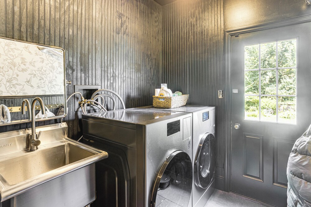 5 Mi to Dtwn York: Spacious Family Home