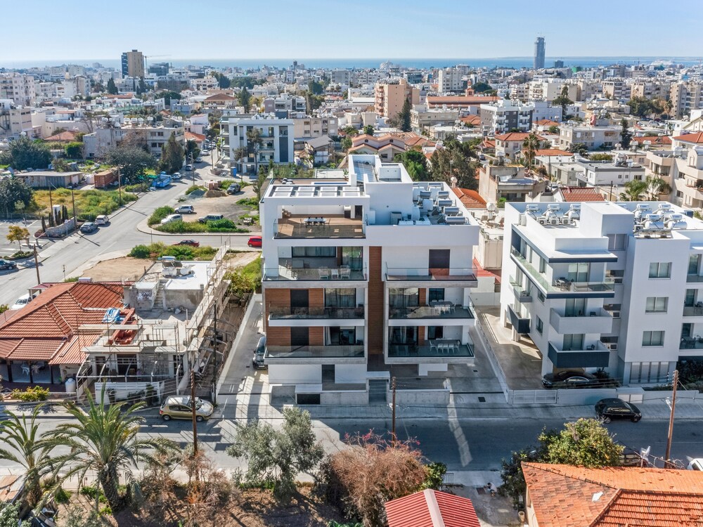 Sanders Crystal 2 - Penthous With Shared Rooftop view 2