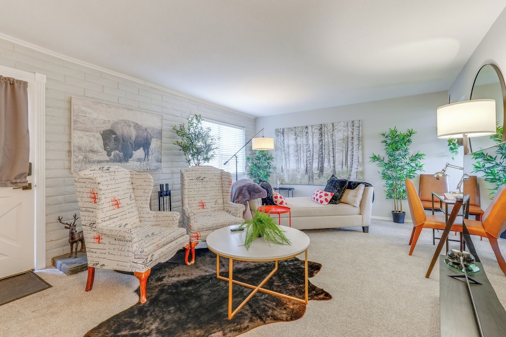 Walk to Conveniences: Tempe Condo w/ Pool!