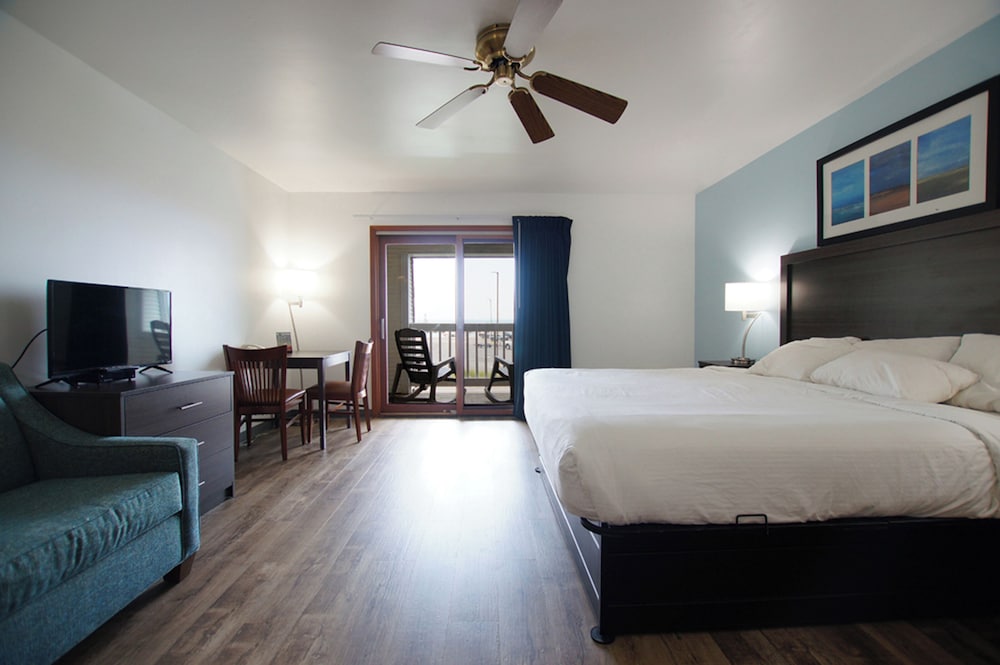 Snyder's Shoreline Inn
