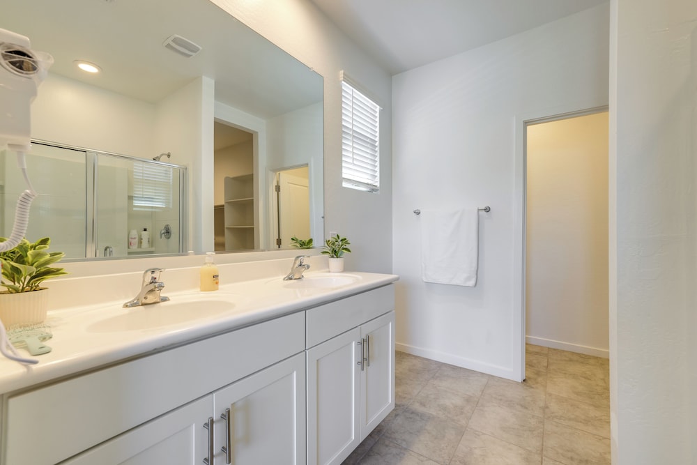 10 Mi to Downtown: Suburban Phoenix Home