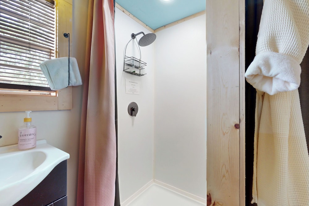 1BR Rustic Cabin w/ Kitchenette, Streaming & Wifi
