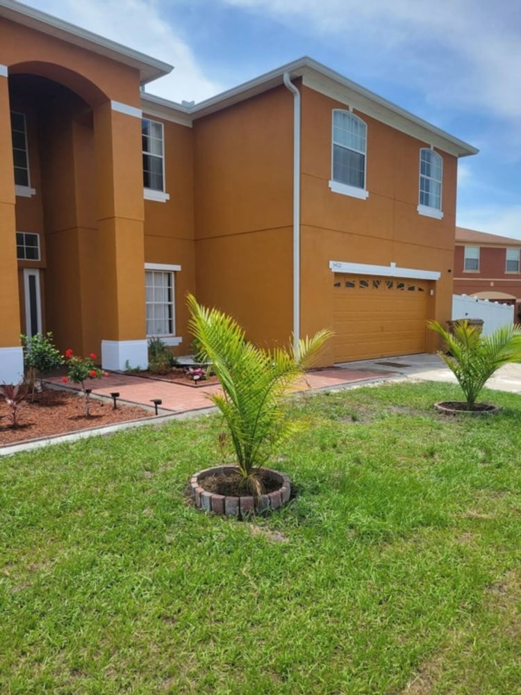 Cheerful 5 bed - 4 Bath Spacious Home