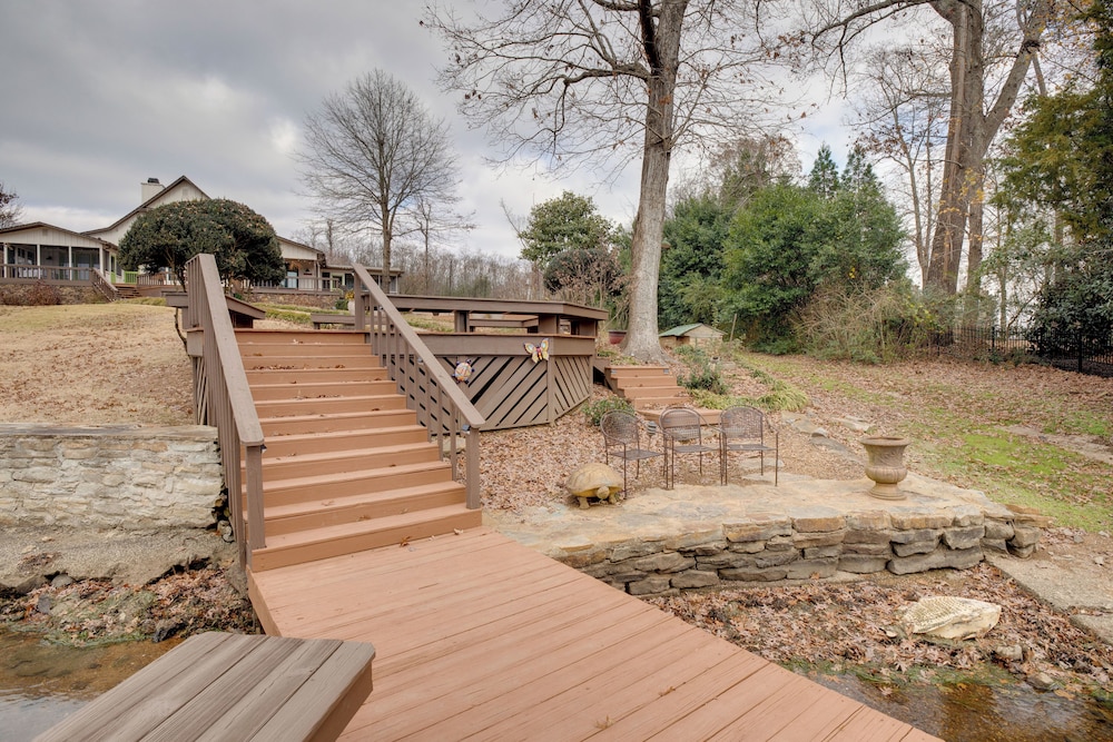 Shared Boat Dock: Lake Guntersville Hideaway!