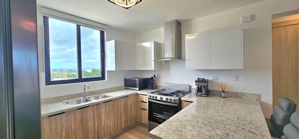 The Beach Spacious 2 Bedroom 2 Bath Apartment on top Floor With Stunning Views