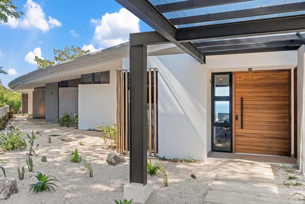 Luxurious Ultramodern Property with Private Suites, Infinity Pool, and Sweeping Ocean and Mountain Views