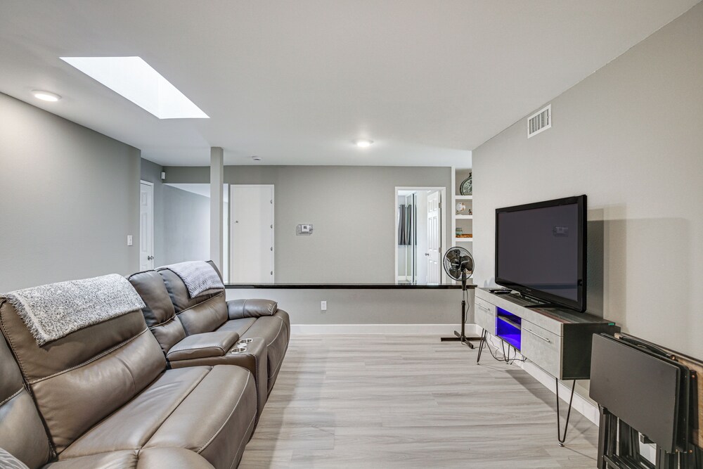 Fireplace, Hot Tub, Patio & Bbq: San Diego Home