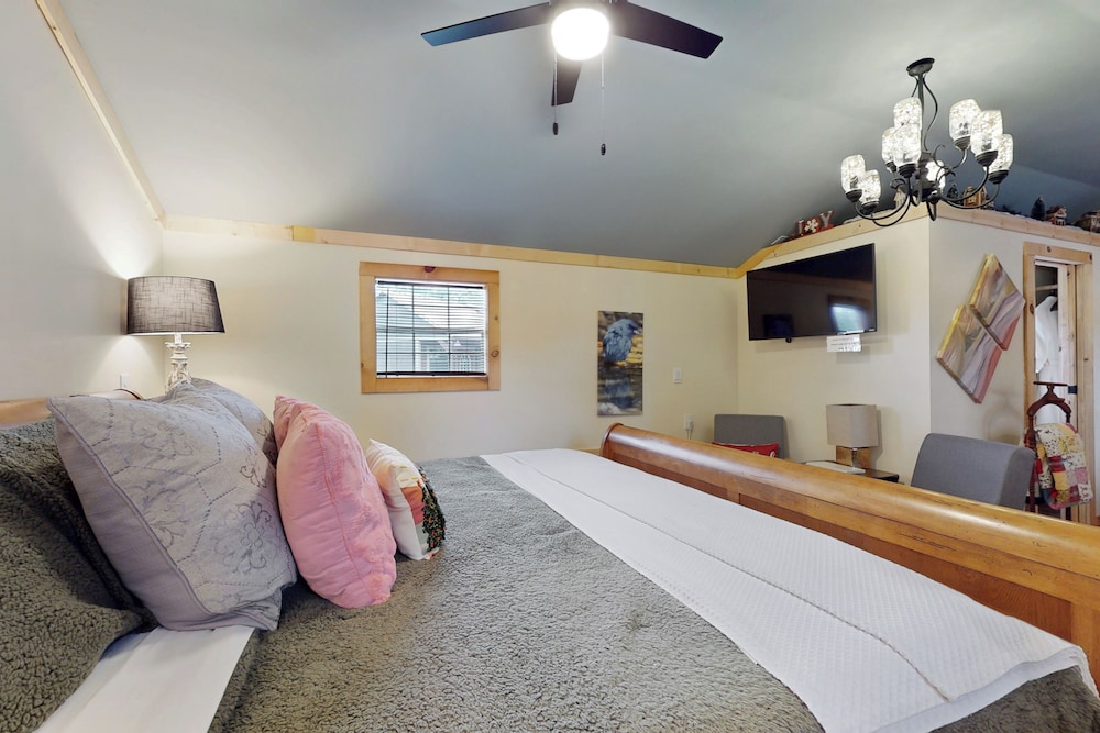 1BR Rustic Cabin w/ Kitchenette, Streaming & Wifi