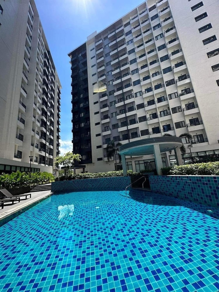 S&R Staycation Walk to SM Bicutan, With Karaoke,disney Plus, Netflix, Youtube
