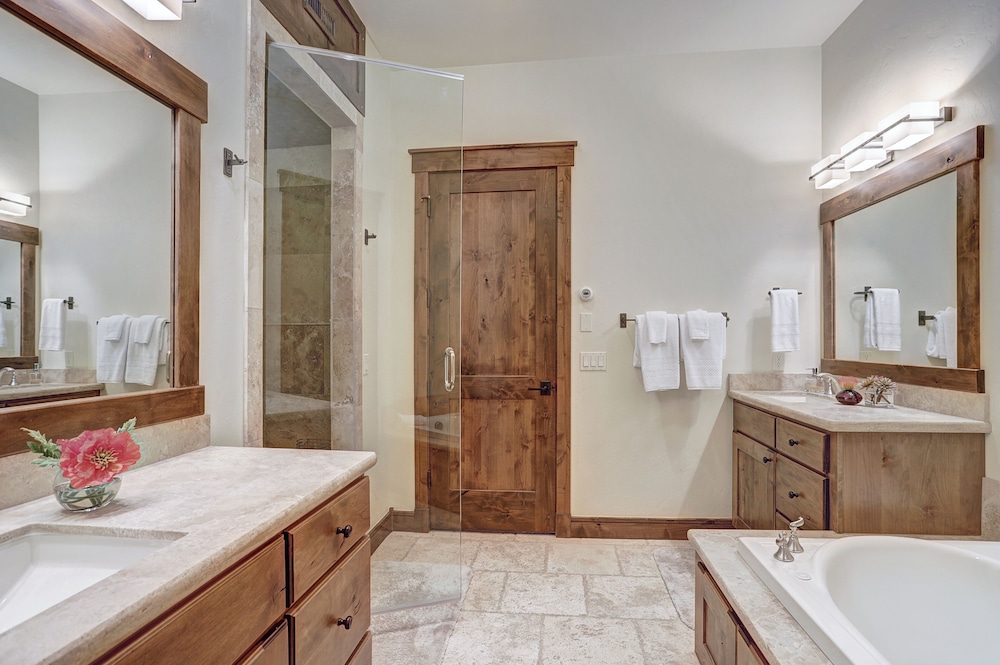 Lone Star Lodge 3 Bedroom Townhouse by RedAwning view 2