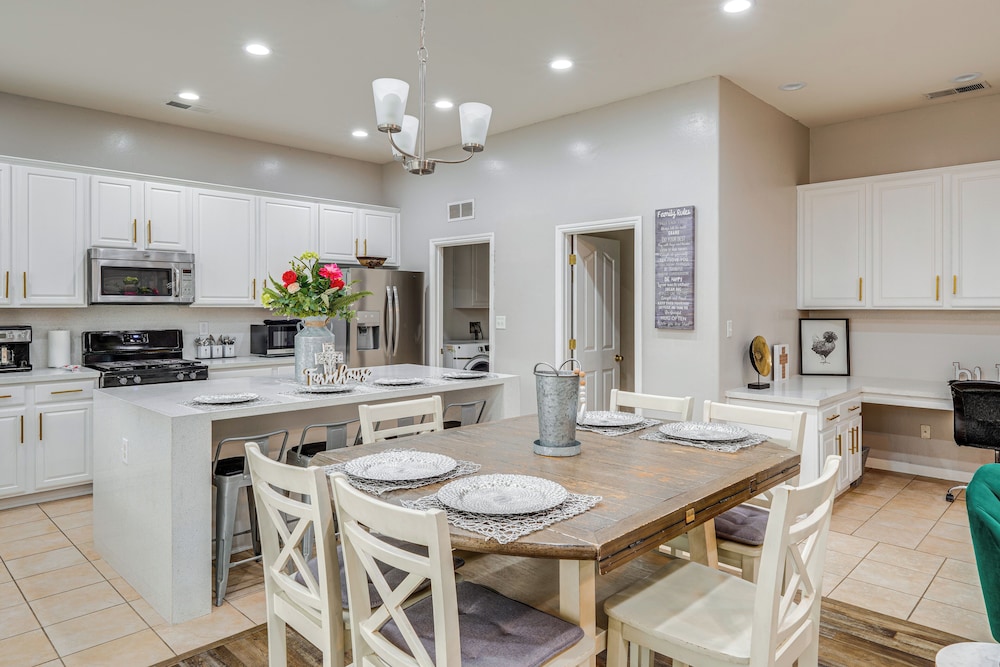 8 Mi to Beach Park: Bakersfield Gem w/ Yard!
