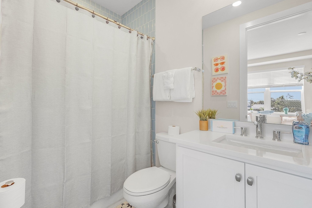 211 Blue Palm: Spacious 5-Bedroom Pool Home, Steps from Beach! 5 Home