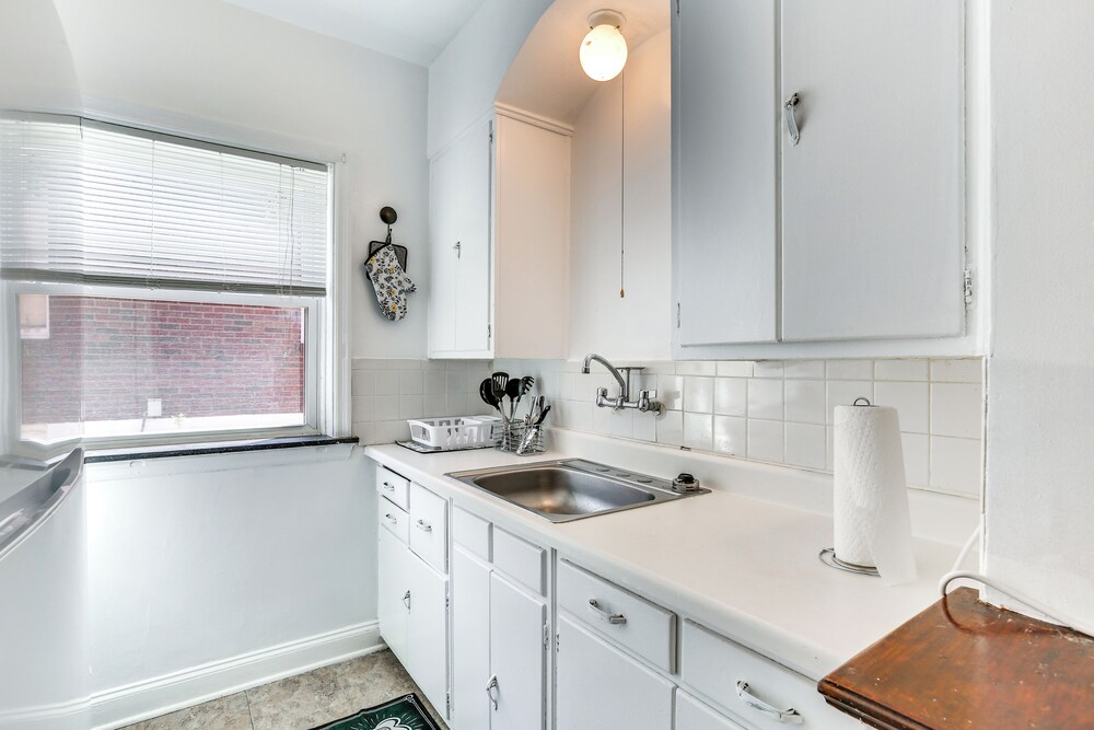 10 Mi to Downtown St Louis: Convenient Apartment!
