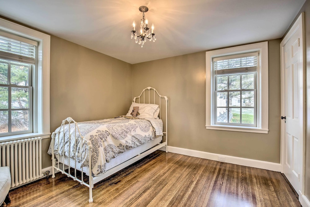 Spacious Estate w/ Courtyard: 2 Miles to Downtown!