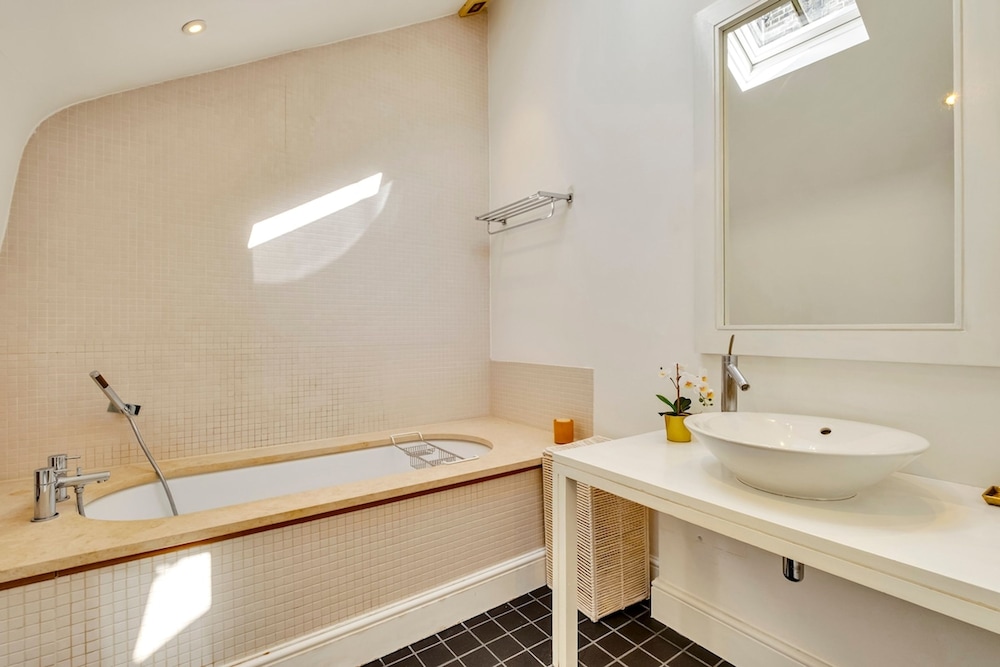 Luxe 4-bed Mews Home - 10 min to Harrods