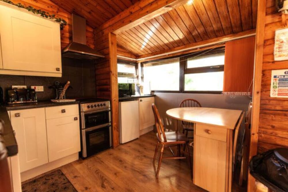 Cozy Mountain 2 Bed Log Cabin view 4