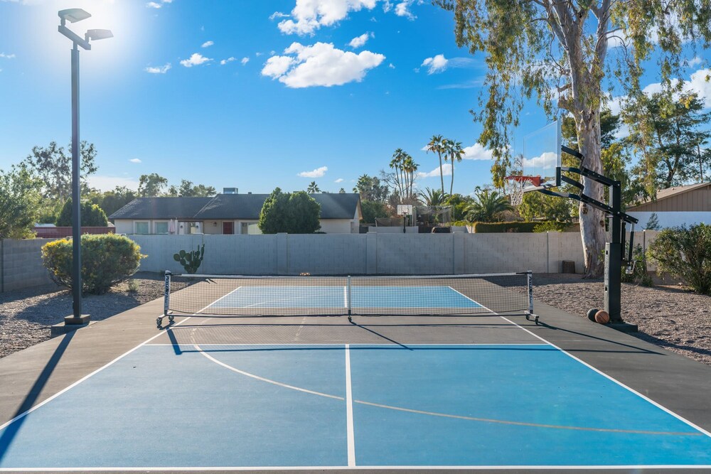 Pickle Putt Retreat Pool Pickleball Putt Grn