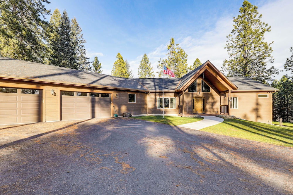 Deck + Views: Scenic Group Getaway in Lakeside!