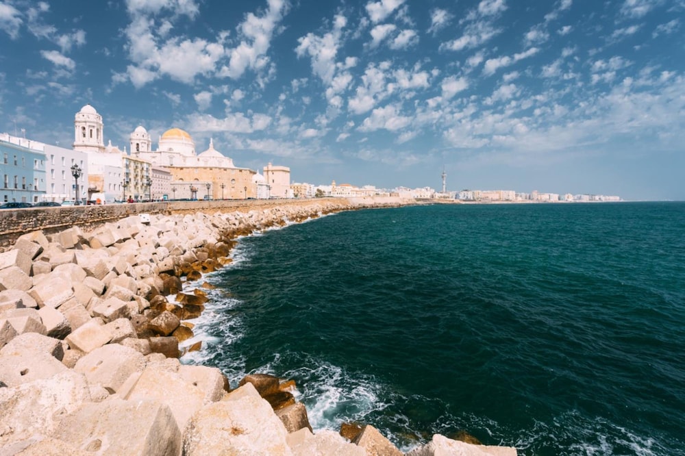 Velbar in Cadiz With 3 Bedrooms and 1 Bathrooms view 2