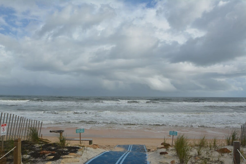 Beach Front 5 bed 4 Bath Luxury House Hot Tub Fenced Yard Pets Welcome