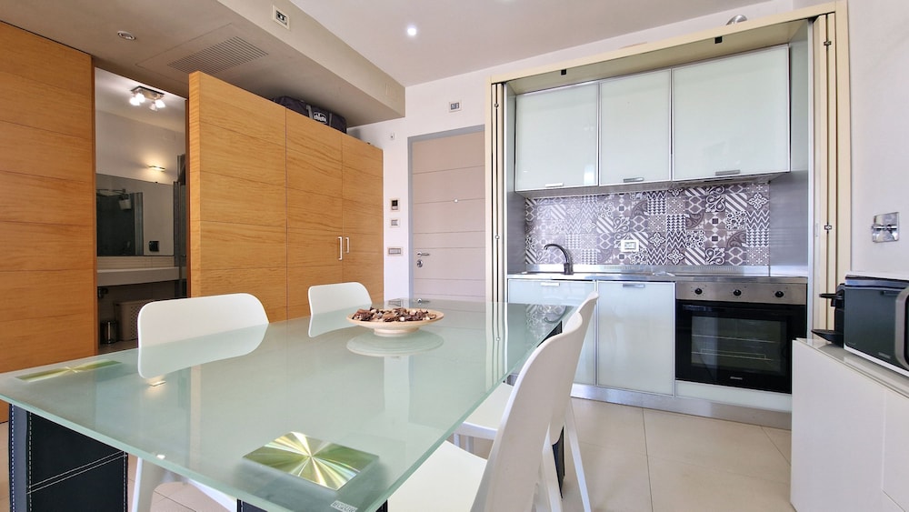 Suite Le Vele Sea View Sleeps 4 and Wifi