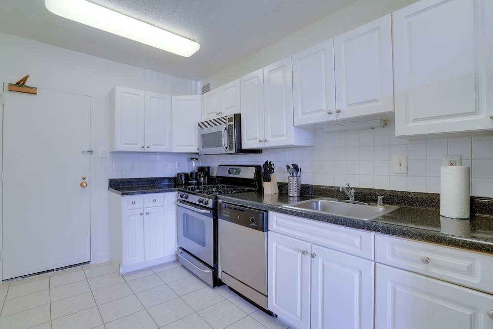 Spacious 2BR Apartment in Crystal City