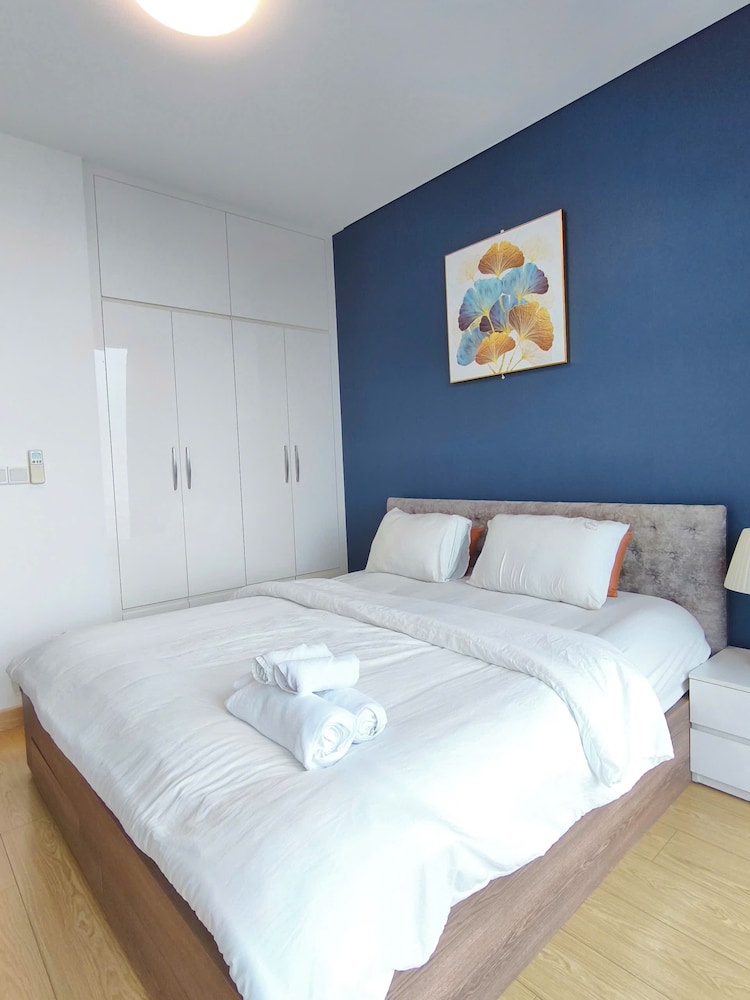 Skyway White & Silver Riverside Resident - Binh Thanh, HCM