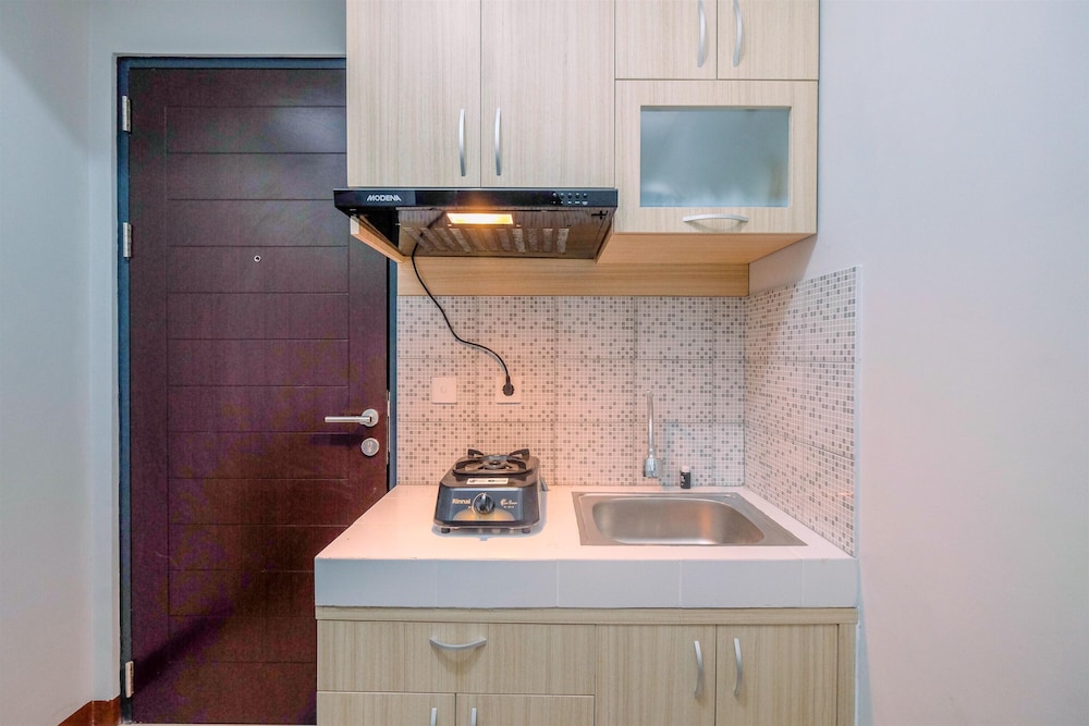 Comfort 1Br At Royal Heights Apartment