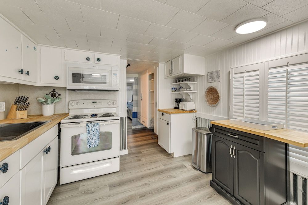 Screened-in Patio: Home 2 Mi to Cortez Beach!