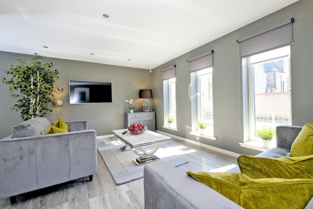 Executive Three Bedroom Apartment in Aberdeen s West End view 2