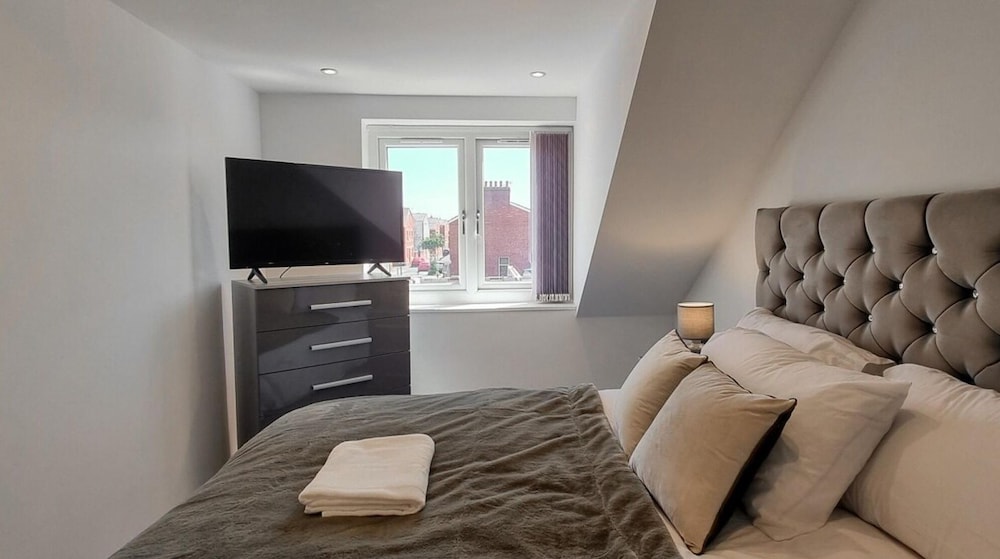 Lovely Modernist 4 Bed House view 5