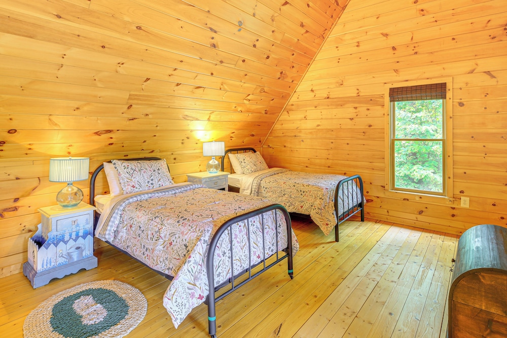 Blue Ridge Mtns Retreat w/ Views, 1 Mi to Parkway!