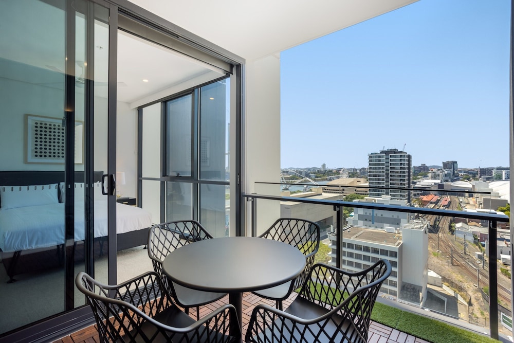 Riverside 2-bed by Brisbane's Landmarks