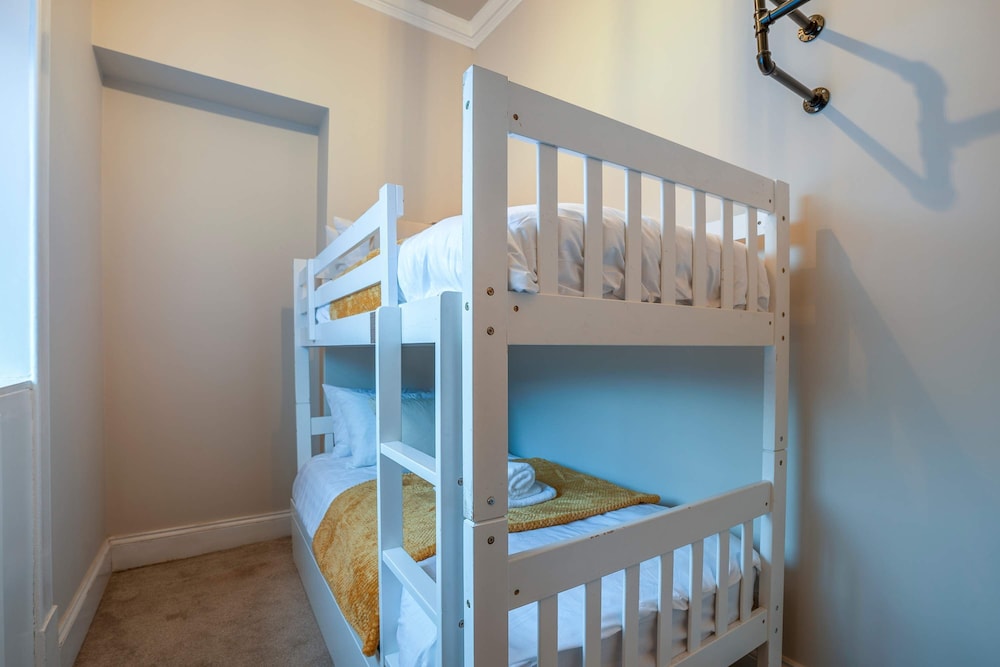 Stylish 2 Bed Flat-free Parking