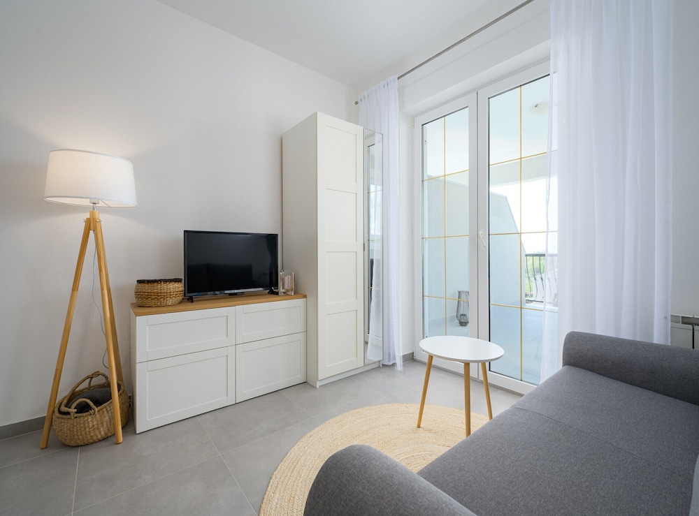 Bright Apartment With Communal Pool