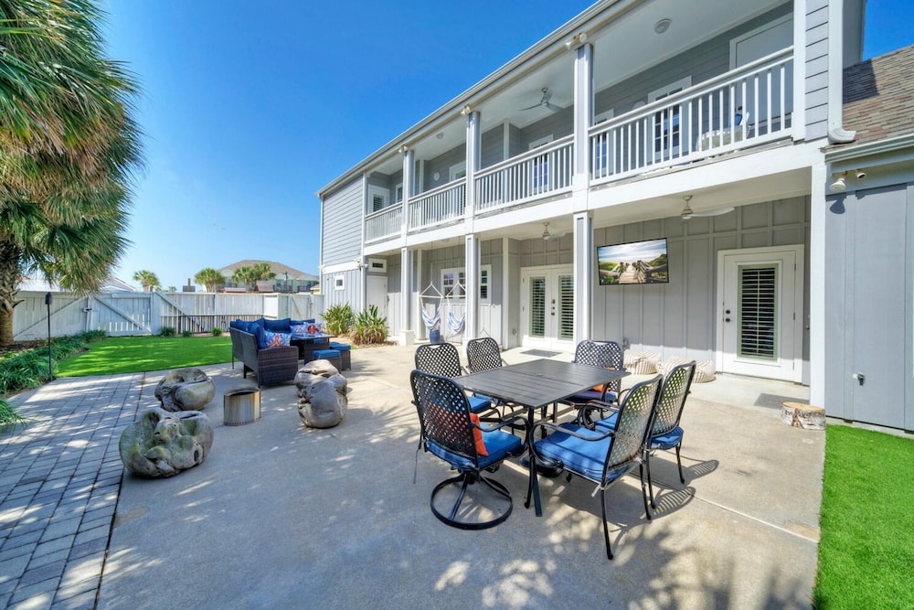 16 Palms by Avantstay Luxury Getaway, Backyard Oasis Pool & Playscape Access view 4